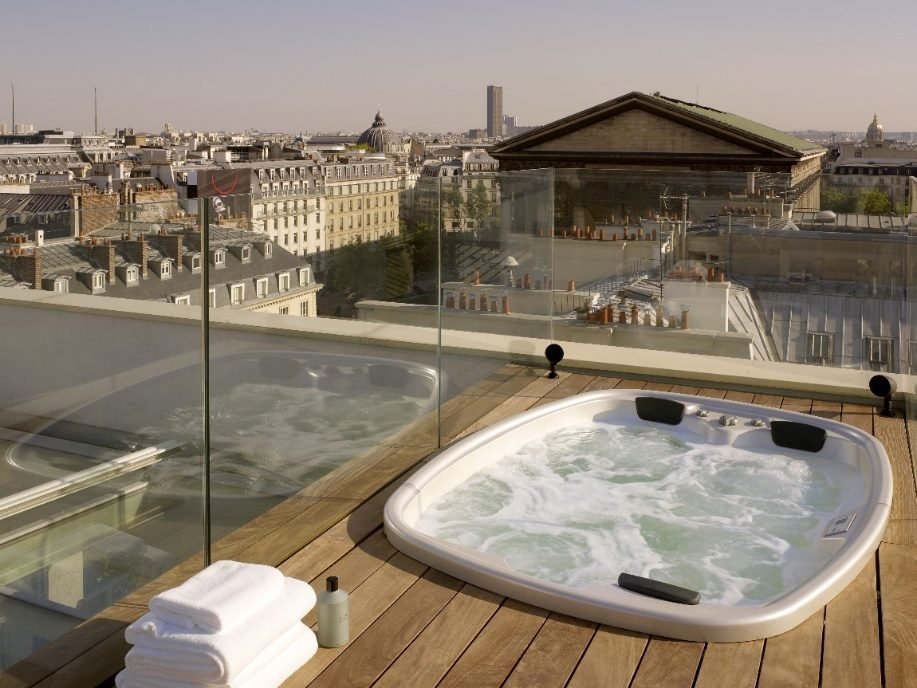 Restructuration d’un appartement et aménagement d’une terrasse sur les toits